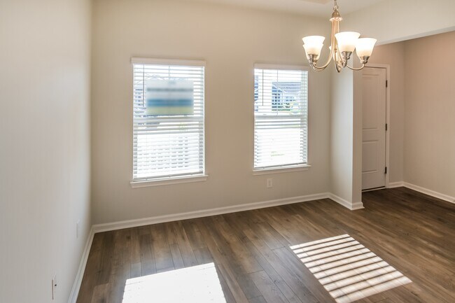 Foto del edificio - 492 Craigflower Ct