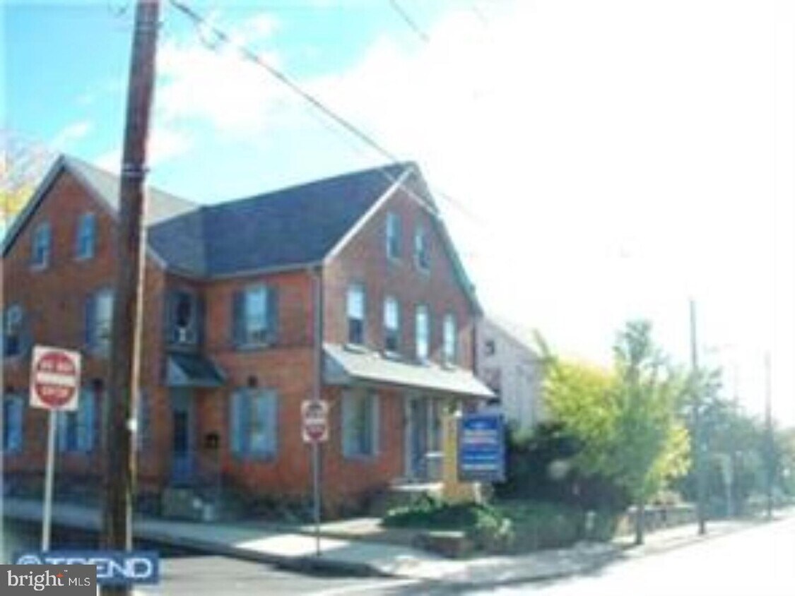 Building Photo - 231 N Main St