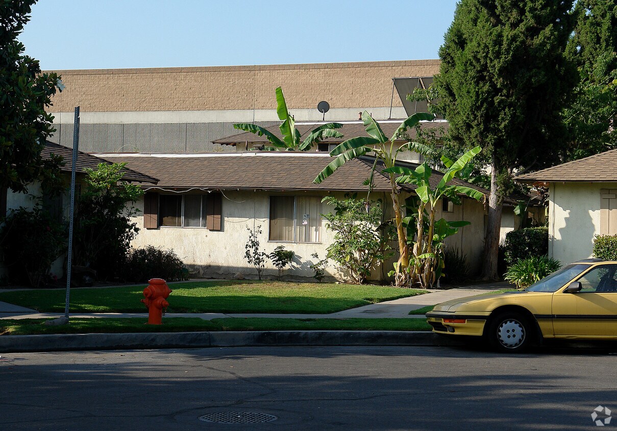Primary Photo - 667 Fashion Park St