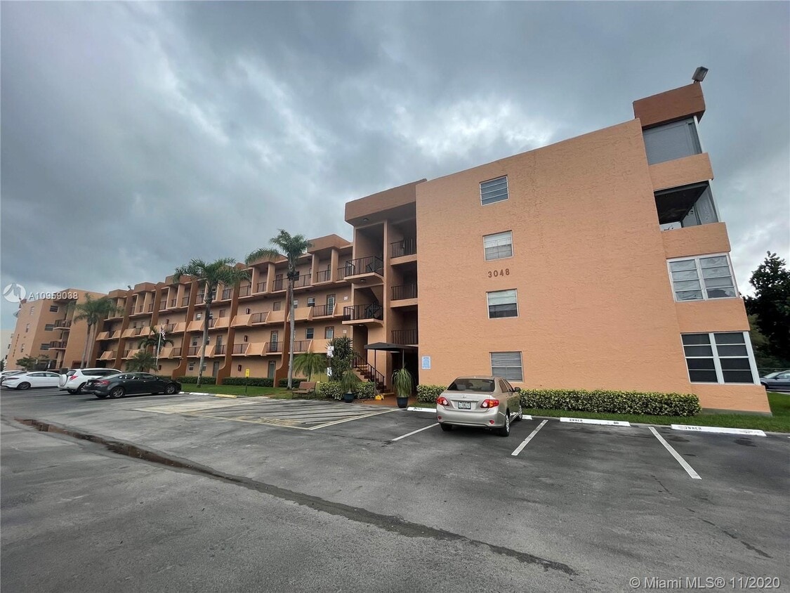 3048 Sunrise Lakes Dr E Unit 220, Sunrise, FL 33322 Condo for Rent in