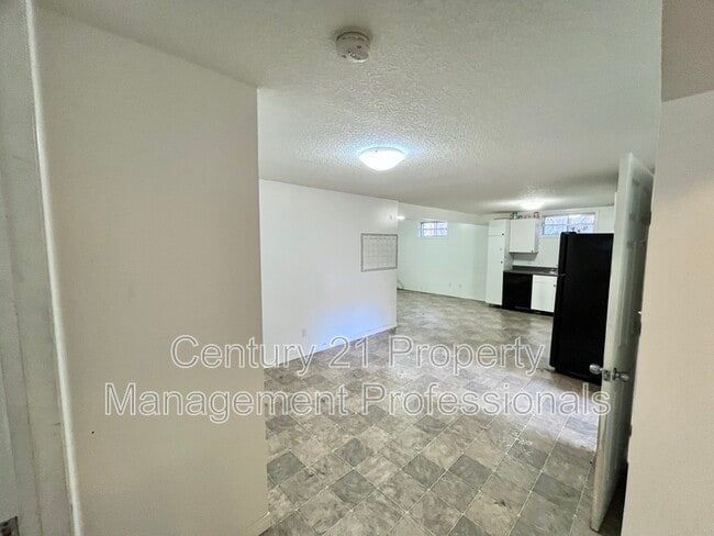 Building Photo - 12915 69 St NW
