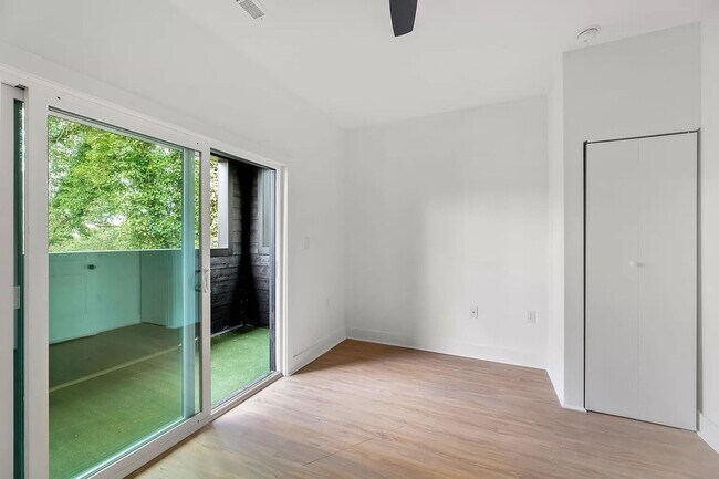 Building Photo - Room in 3 Bedroom Home at State St