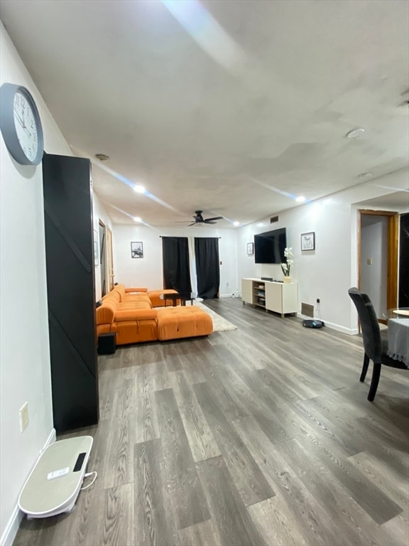 Foto del edificio - 375 Aiken Ave