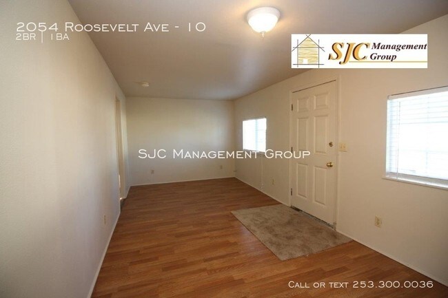 Foto del edificio - 2054 Roosevelt Ave