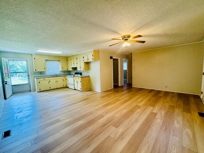 Building Photo - Move-in Ready!
