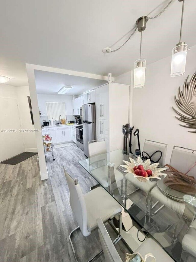 Building Photo - 1750 W 46th St