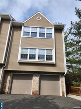 Building Photo - 567 Windsor Dr