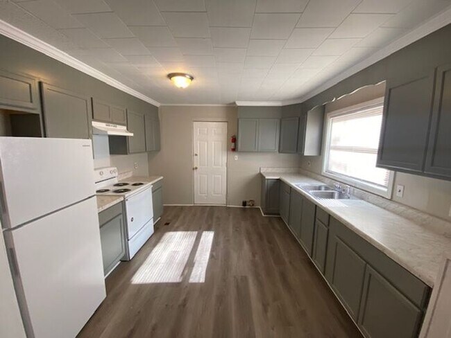 Building Photo - 3 Bedroom 1 Bath Off Edwards Rd