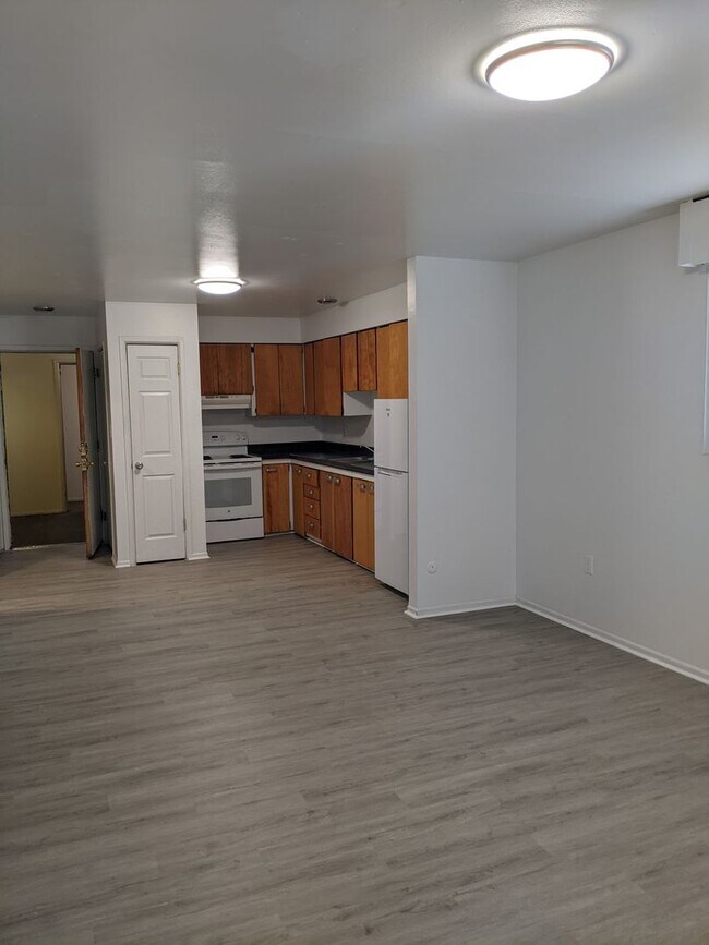 Building Photo - One Bed and One Bathroom Unit