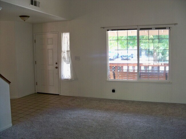 Foto del edificio - Two Story In East Modesto