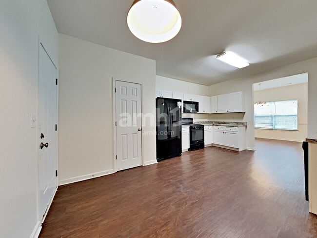 Building Photo - 2425 Valley Creek Dr
