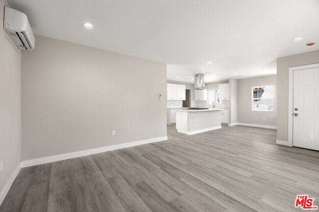 Building Photo - 121 W Elm Ave