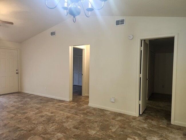 Building Photo - 2 bed 1 bath San Carlos Park