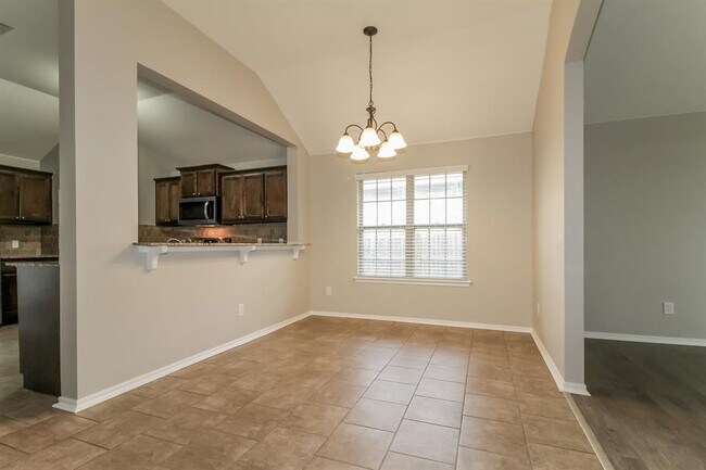 Building Photo - 613 Talon Dr