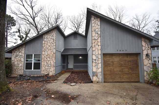 Building Photo - 3 Bedroom and 2 Bath Home (Pets Considered)