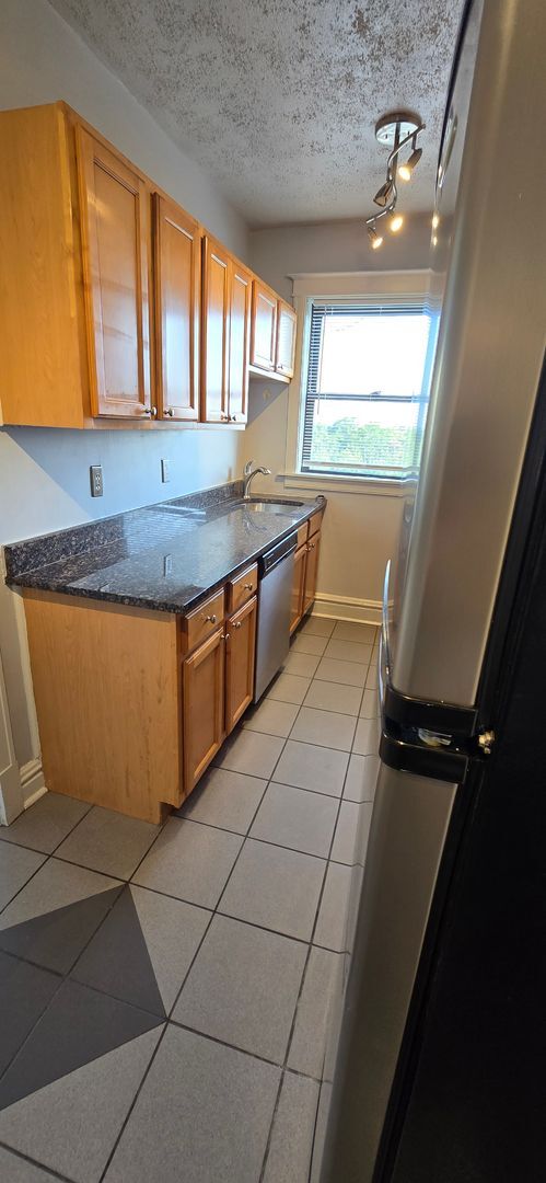 Building Photo - Charming Top Floor Penthouse Condo with Vi...