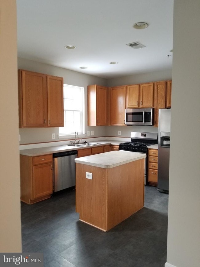 Building Photo - 46015 Gooseneck Dr