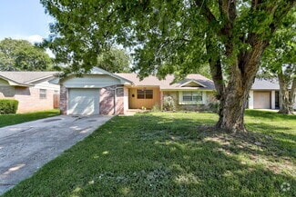 Building Photo - 1627 Surrey Dr