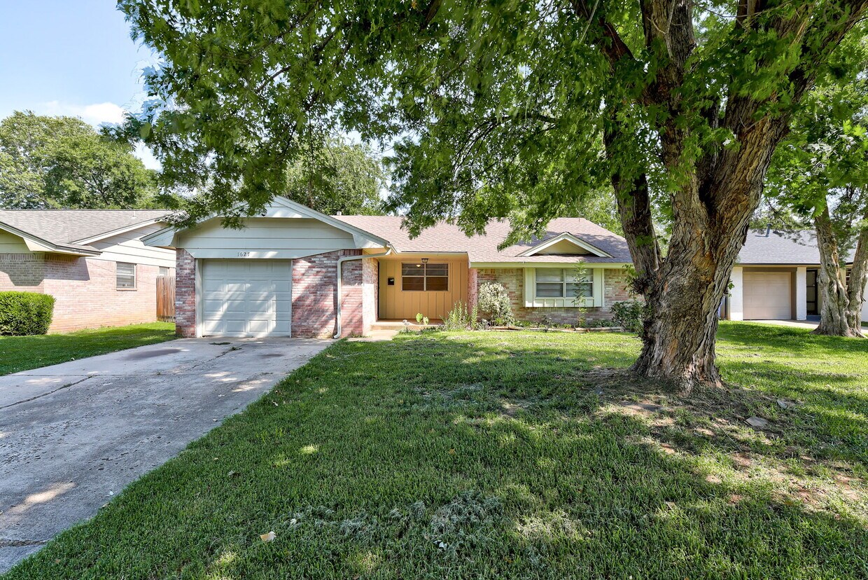 Foto principal - 1627 Surrey Dr
