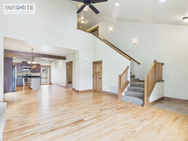 Foto del edificio - 4 Bedroom Home with Spacious Yard