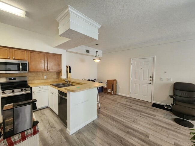 Building Photo - 2103 Myrtlewood Cir E