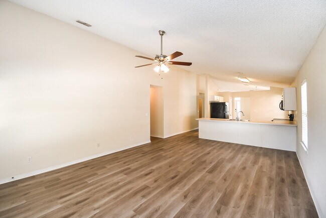 Foto del edificio - 7317 Ironside Dr E