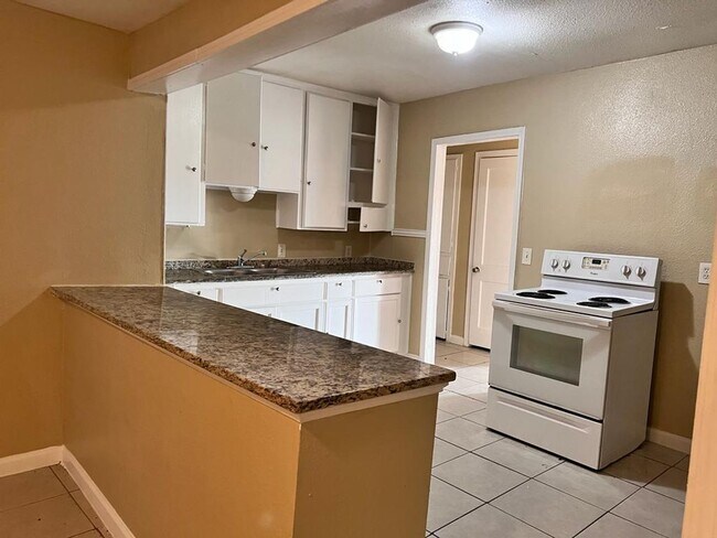 Foto del edificio - Completely Renovated, huge back yard and close to everything!