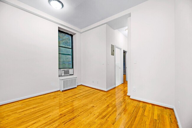 Foto del edificio - 358 W 45th St