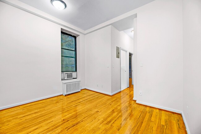 Building Photo - 358 W 45th St