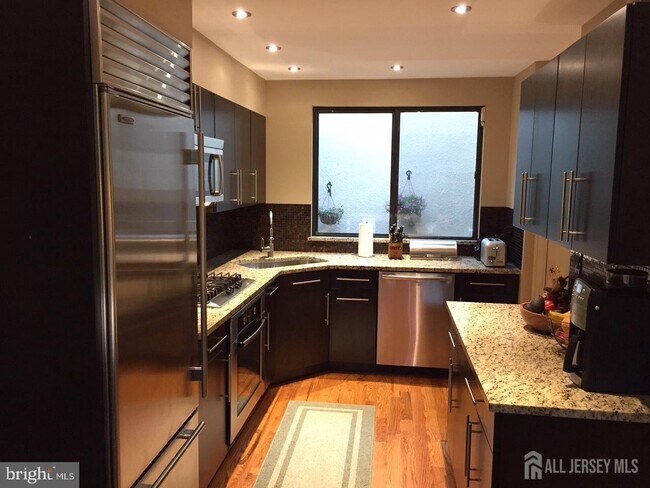Building Photo - 260 Sayre Dr