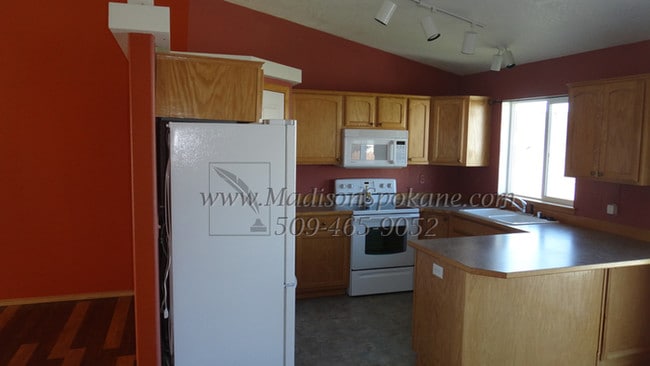 Building Photo - 723 E Tara Lee Ave