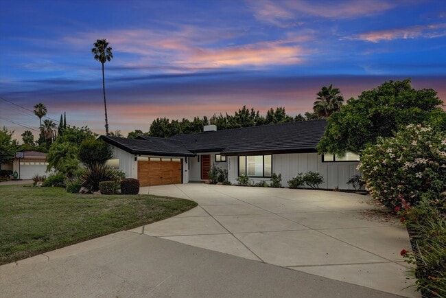 Foto del edificio - BEAUTIFULLY REMODELED, 5BD/4BA ENTERTAINER...