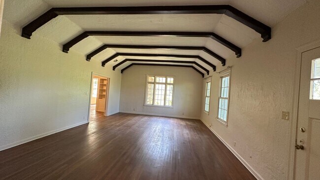 Building Photo - Gorgeous Vintage 4 bedroom home!