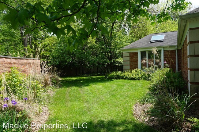 Building Photo - 1227 S Pickwick Pl