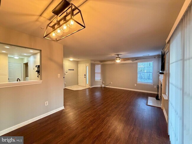 Foto del edificio - 13955 King George Way