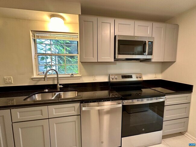 Foto del edificio - 104 Longwood Dr