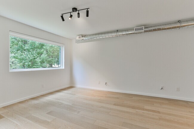 La fenêtre donne sur la cour arrière privée - 74 Dovercourt Rd