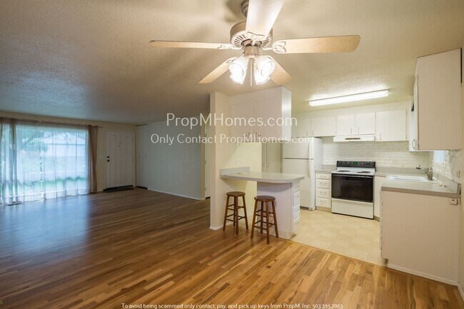 Foto del edificio - Classic and Cozy Lake Oswego Three Bedroom Ranch Style Home On Large Lot!