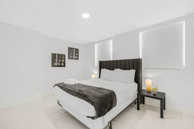 Building Photo - 1 SE 12th St