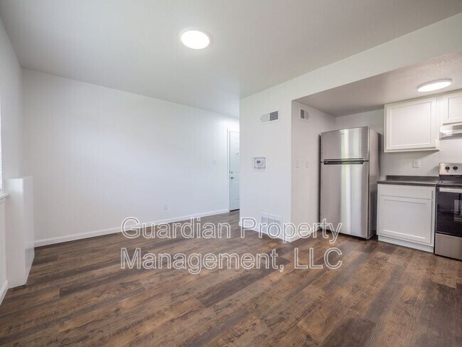 Building Photo - 1121 N College Dr