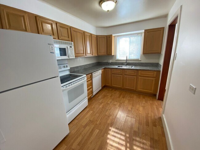Building Photo - Simply Adorable Two Bedroom Apartment right near Denver University