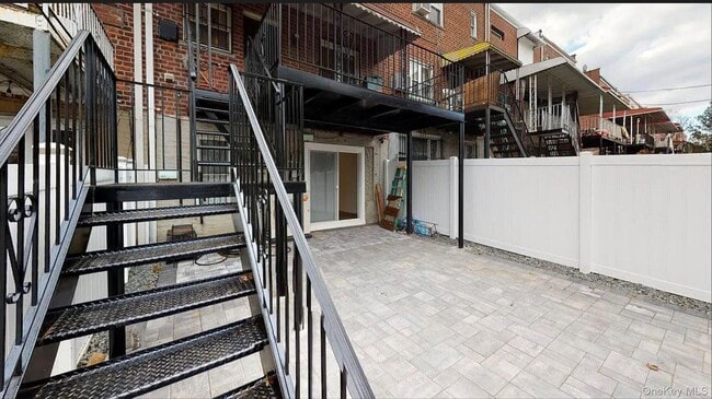 Building Photo - 1053 E 222nd St