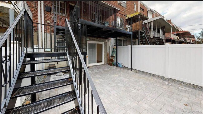 Foto del edificio - 1053 E 222nd St