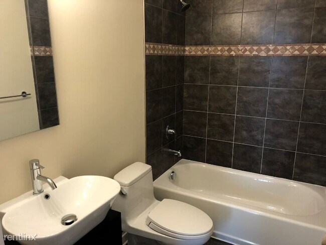 Foto del edificio - 4 br, 2.5 bath Condo - 6957 N Greenview 6B...