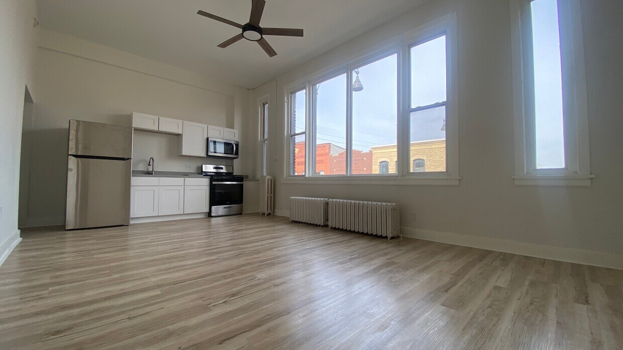 10 E Wilson, Unit 1Front, Batavia, IL 60510 Apartments in Batavia, IL