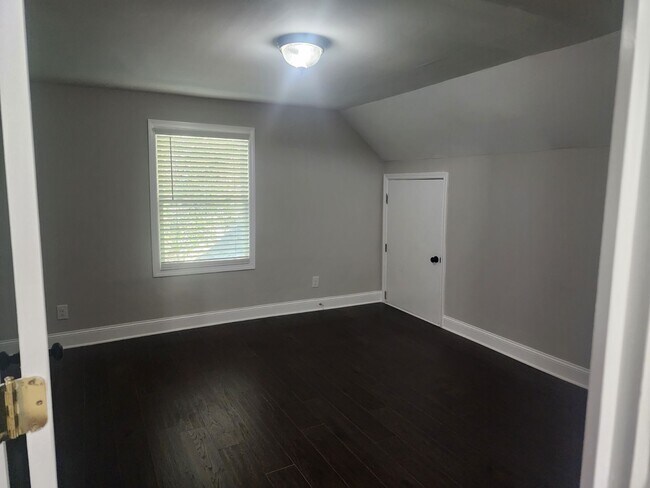 Building Photo - 811 Everett Pl