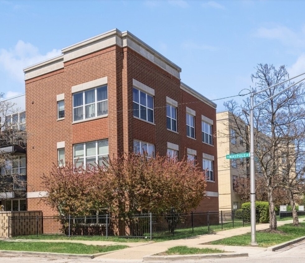 Primary Photo - 2238 W Maypole Ave