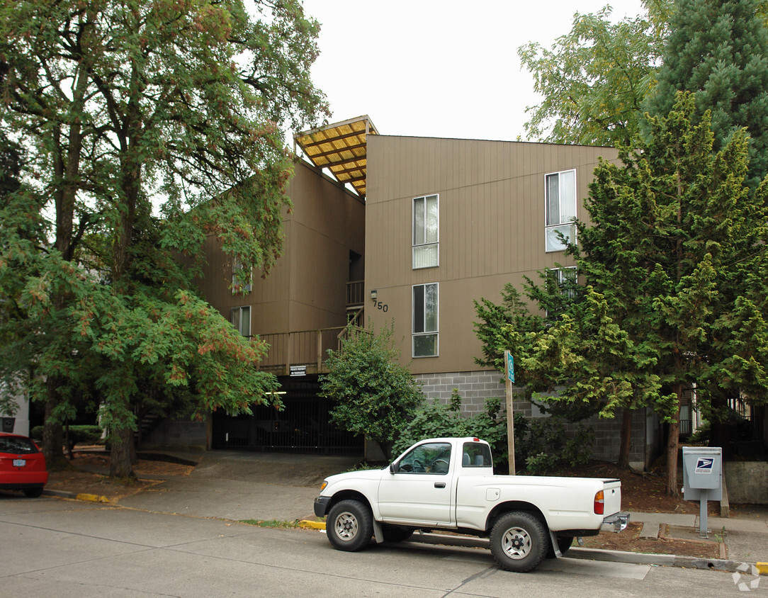 Building Photo - 750 E 15th Ave