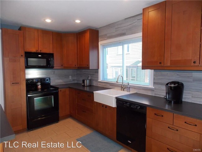 Building Photo - 3 br, 1.5 bath House - 210 S. James St