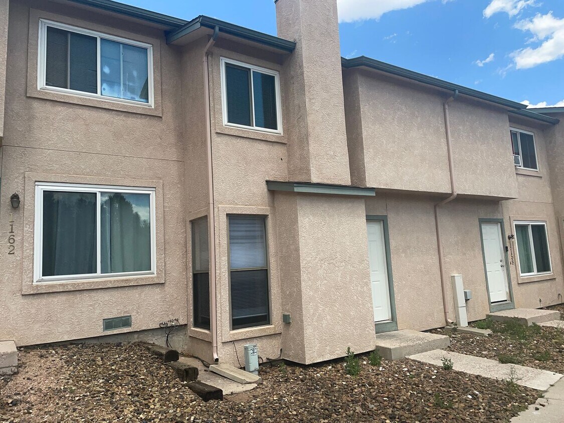 2 Bedroom Townhome - walking distance to p... - 2 Bedroom Townhome - walking distance to p...